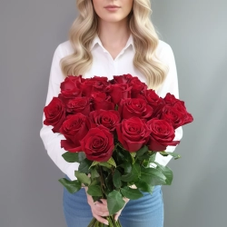 Девушка с охапкой красных эквадорских роз.