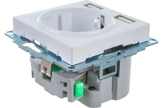 Розетка Systeme Electric ATLASDESIGN с заземлением со шторкой + 2 USB 2400мА белая 34573
