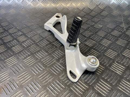 Подножка пассажирская правая Yamaha TDM850 RN03J (с кронштейном) 054007