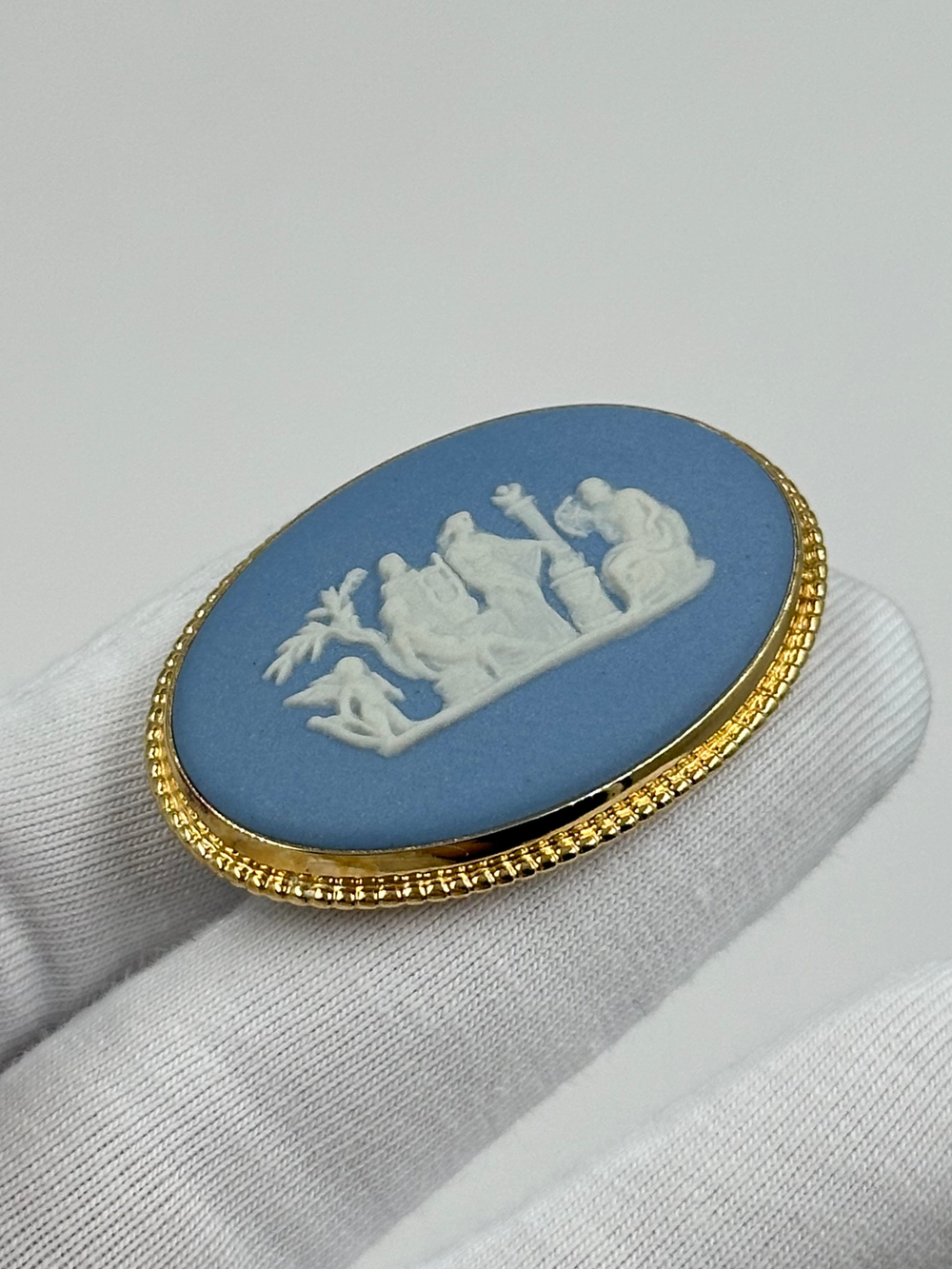 Брошь Wedgwood голубая