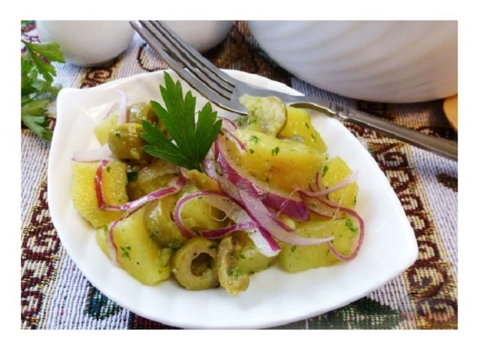 Картофельный салат с оливками и красным луком