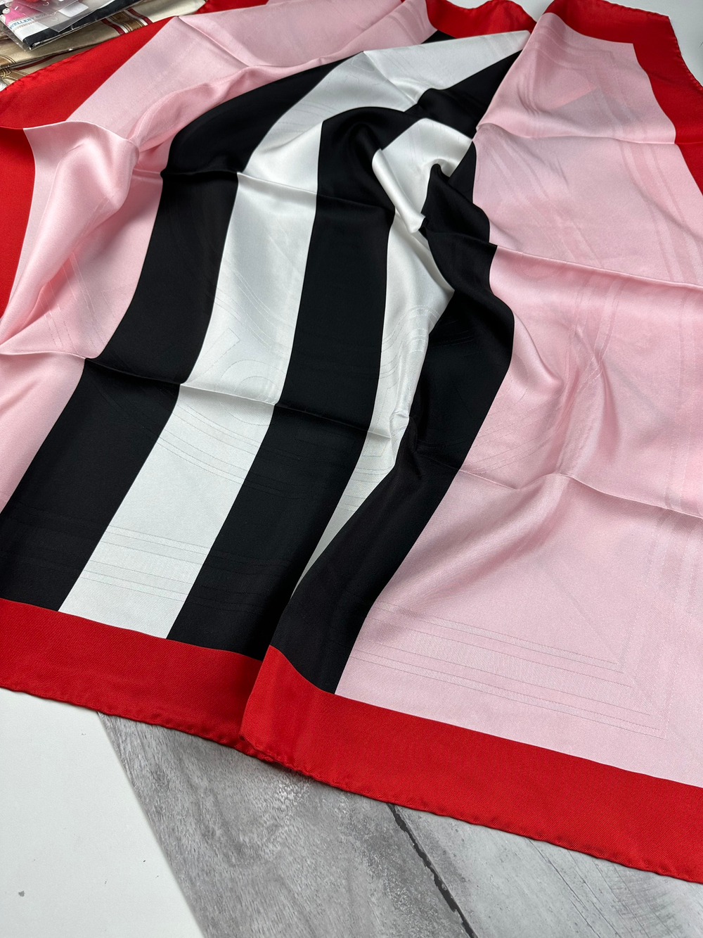 Шёлковый платок Burberry, 90х90см, Розовый красный/черный/белый, подшит, с бирками и пакетом