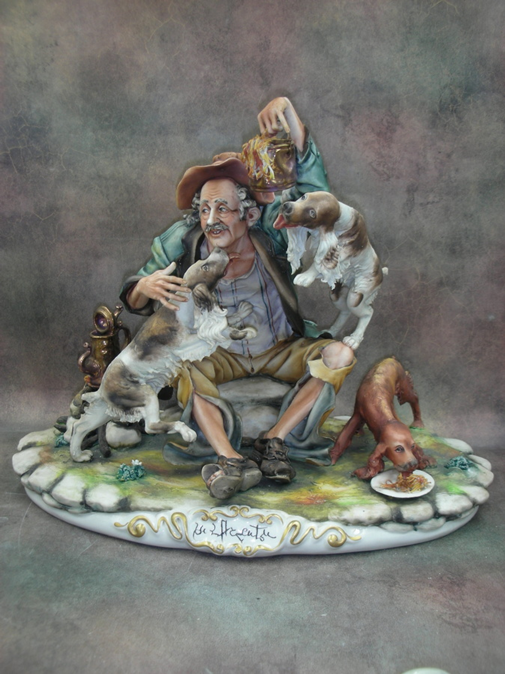 Статуэтка. Фарфор. Бродяга с собаками. Capodimonte. Италия