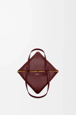 Loewe Средняя складная сумка-тоут Puzzle Fold из блестящей телячьей кожи, бургунди