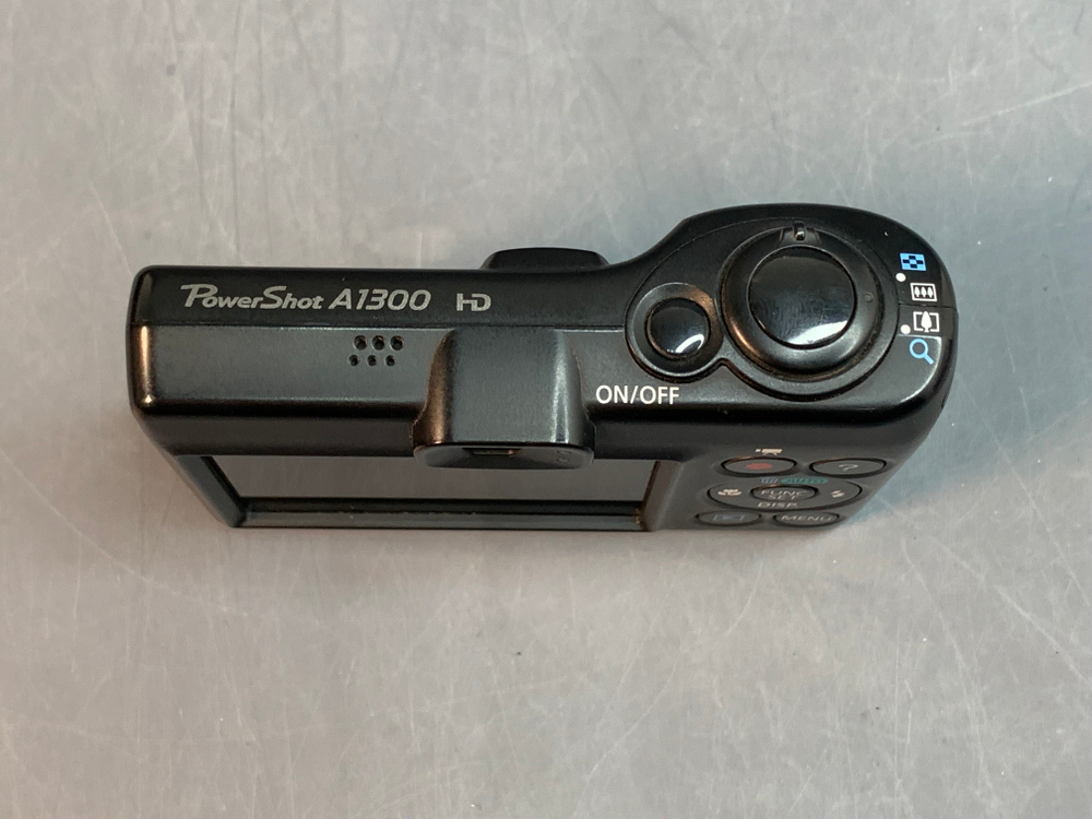 Canon PowerShot A1300 на белом фоне небольшое пятно