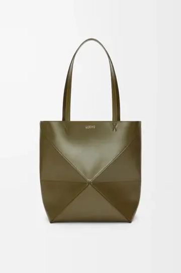 Loewe Средняя складная сумка-тоут Puzzle Fold из блестящей телячьей кожи, темный хаки