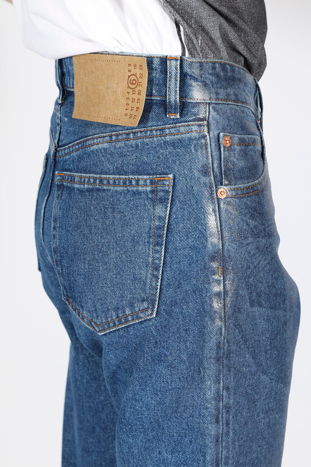 MM6 MAISON MARGIELA ДЖИНСЫ МУЖСКИЕ С НАПЫЛЕНИЕМ