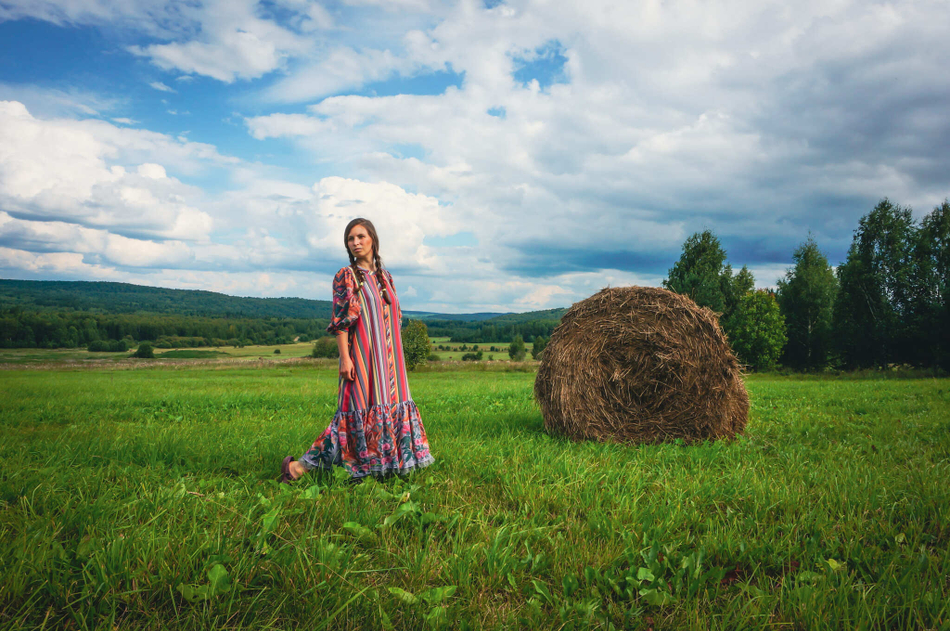 Лисы в пионах