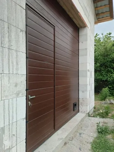 Секционные ворота с калиткой