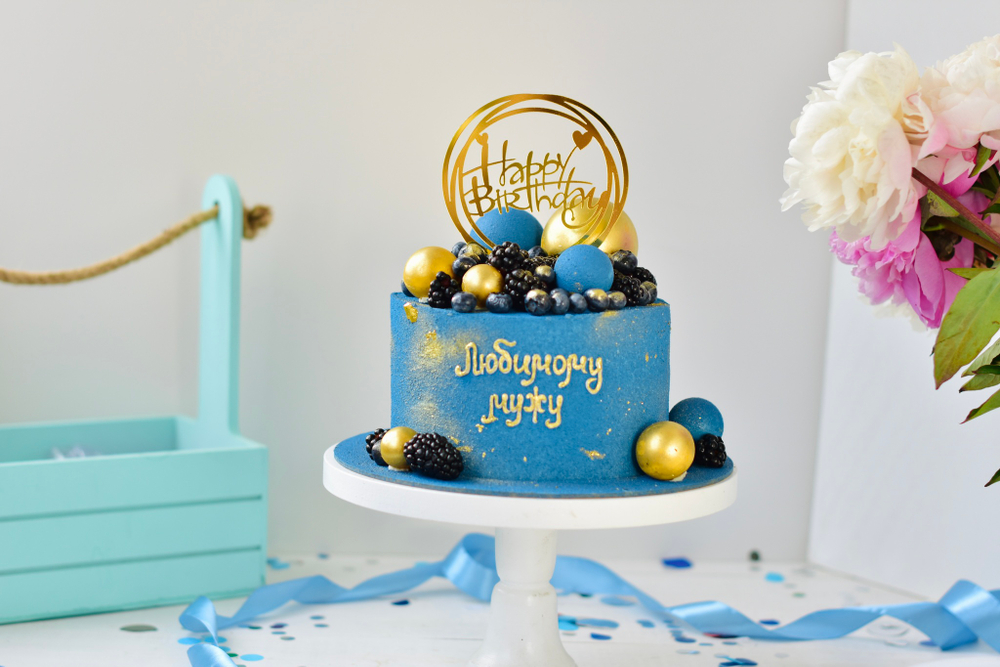 Ягодный торт мужу, парню на день рождения синий с ягодами и топпером "Happy birthday"