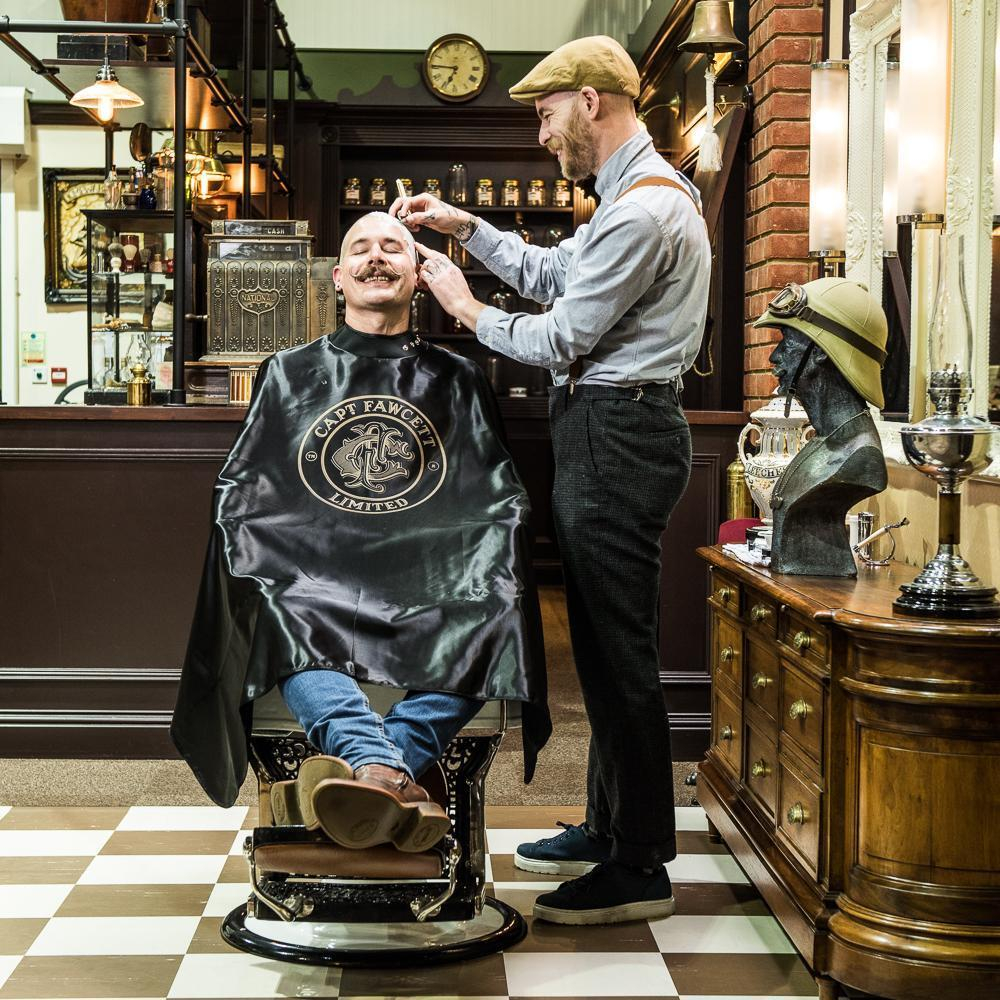 Captain Fawcett Barber Cape - Барберский пеньюар с неопреновым воротником