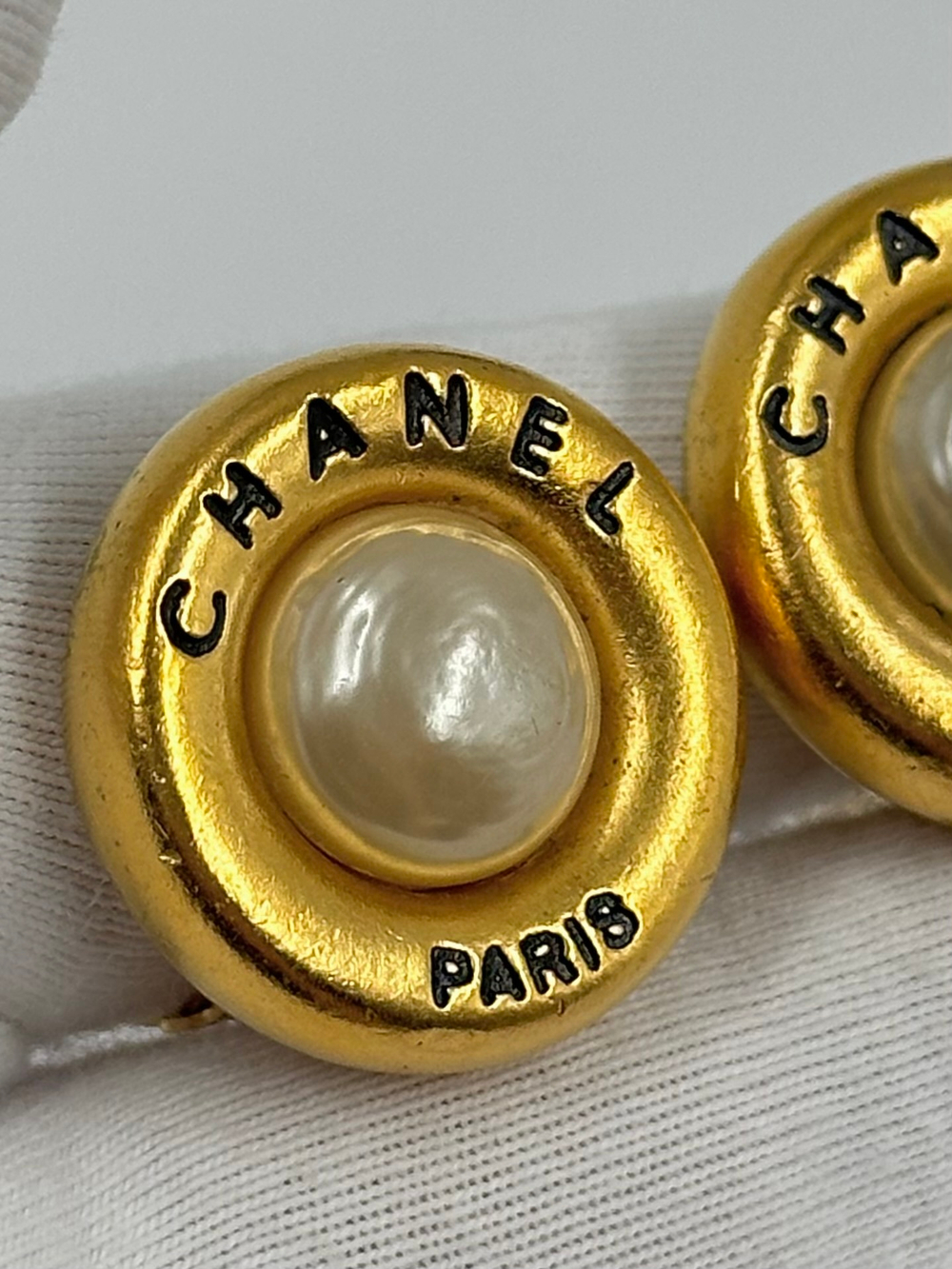 Клипсы с «жемчугом» Chanel
