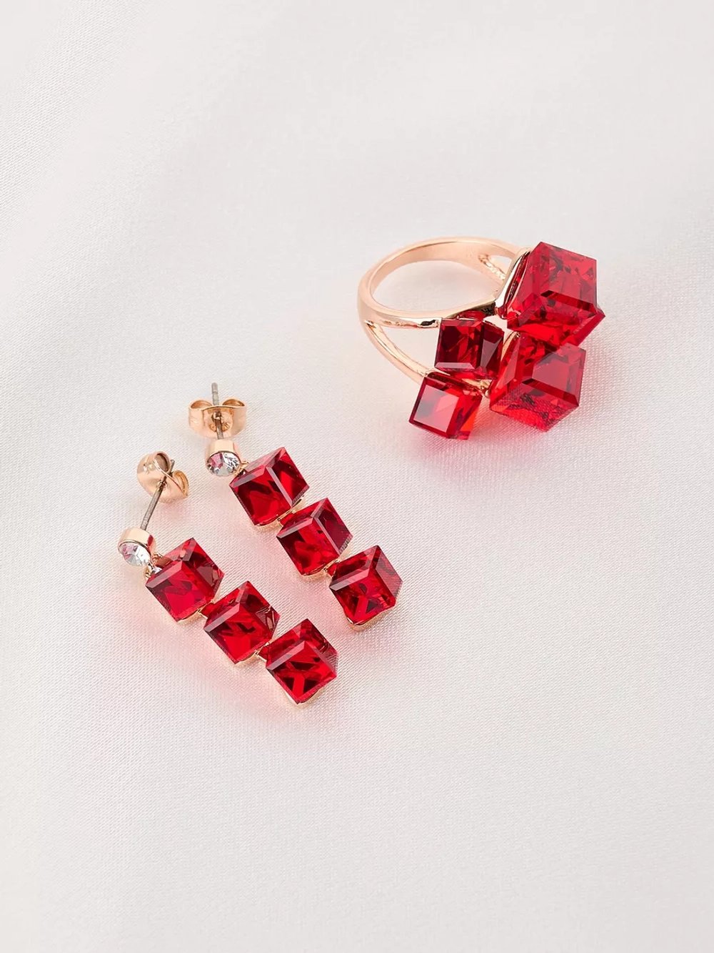 Кольцо коктейльное Мираж с красными кубиками Swarovski