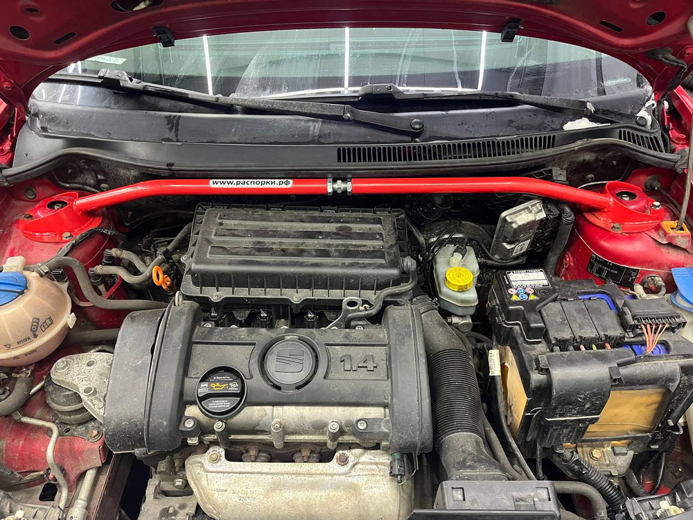 Распорка передних стоек (цельная) Skoda Fabia Mk1, Seat Ibiza 3 (ПОД ЗАКАЗ)