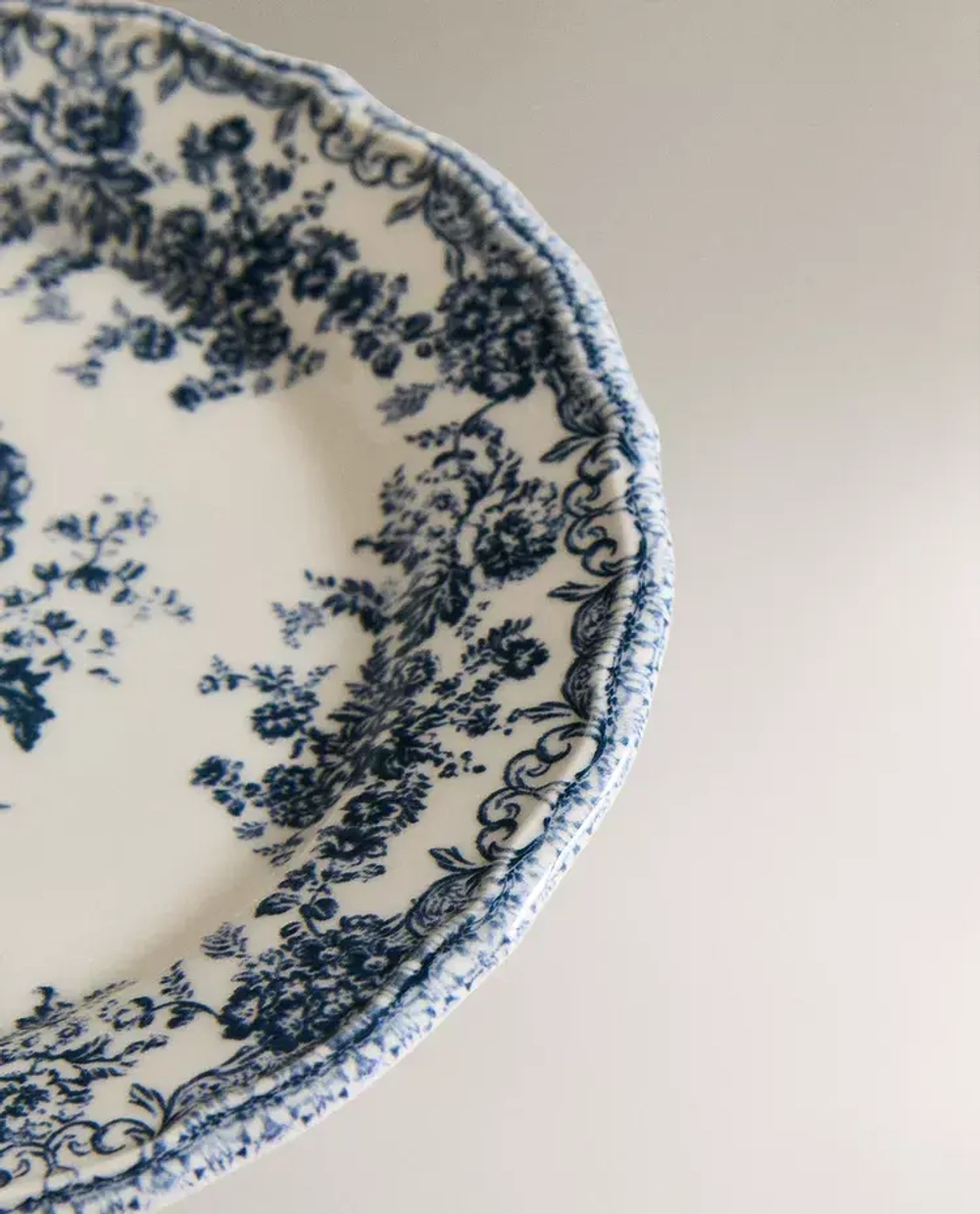 ZARA HOME ДЕСЕРТНАЯ ТАРЕЛКА ИЗ ФАЯНСА С ЦВЕТОЧНЫМ УЗОРОМ, СИНИЙ