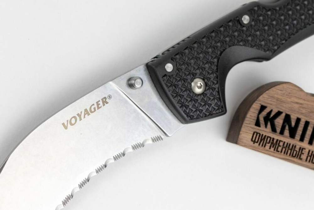 CS_29AXVS Extra Large Voyager Vaquero Serrated - нож склад., рук-ть Griv-EX, серр. клинок AUS10A