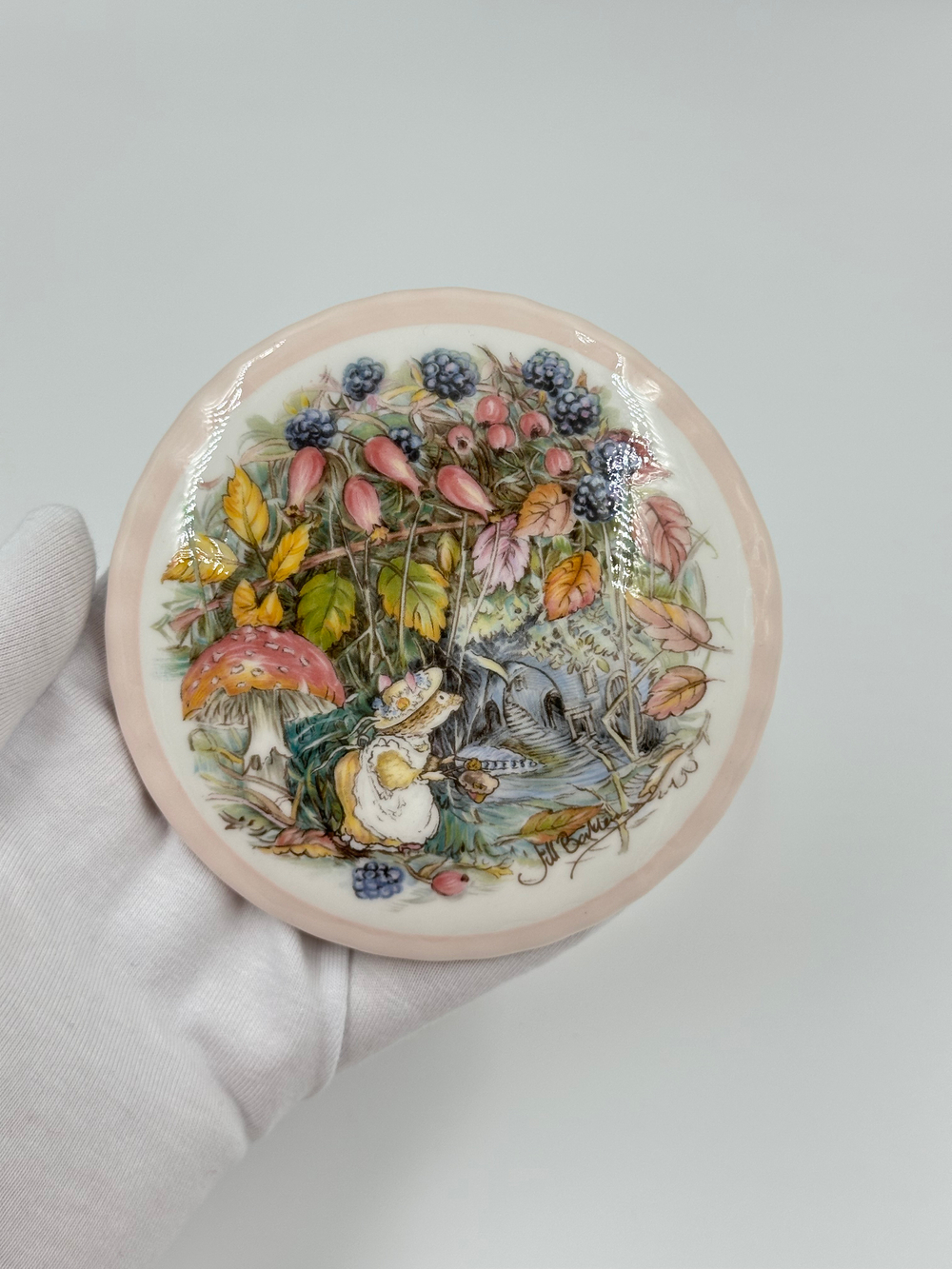 Шкатулка Royal Doulton Autumn из серии Brambly Hedge (Ежевичная поляна)