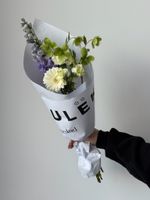 Кулек сборный из минигерберы, хелеборуса и дельфиниума