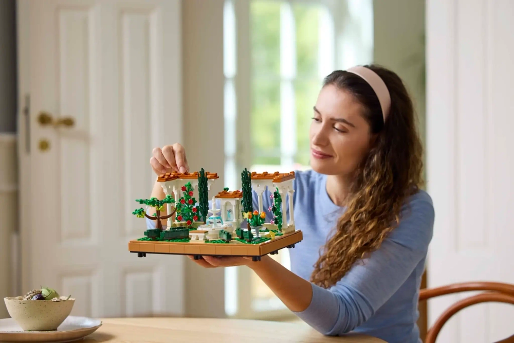 Конструктор LEGO Icons 10359 Сад с фонтаном