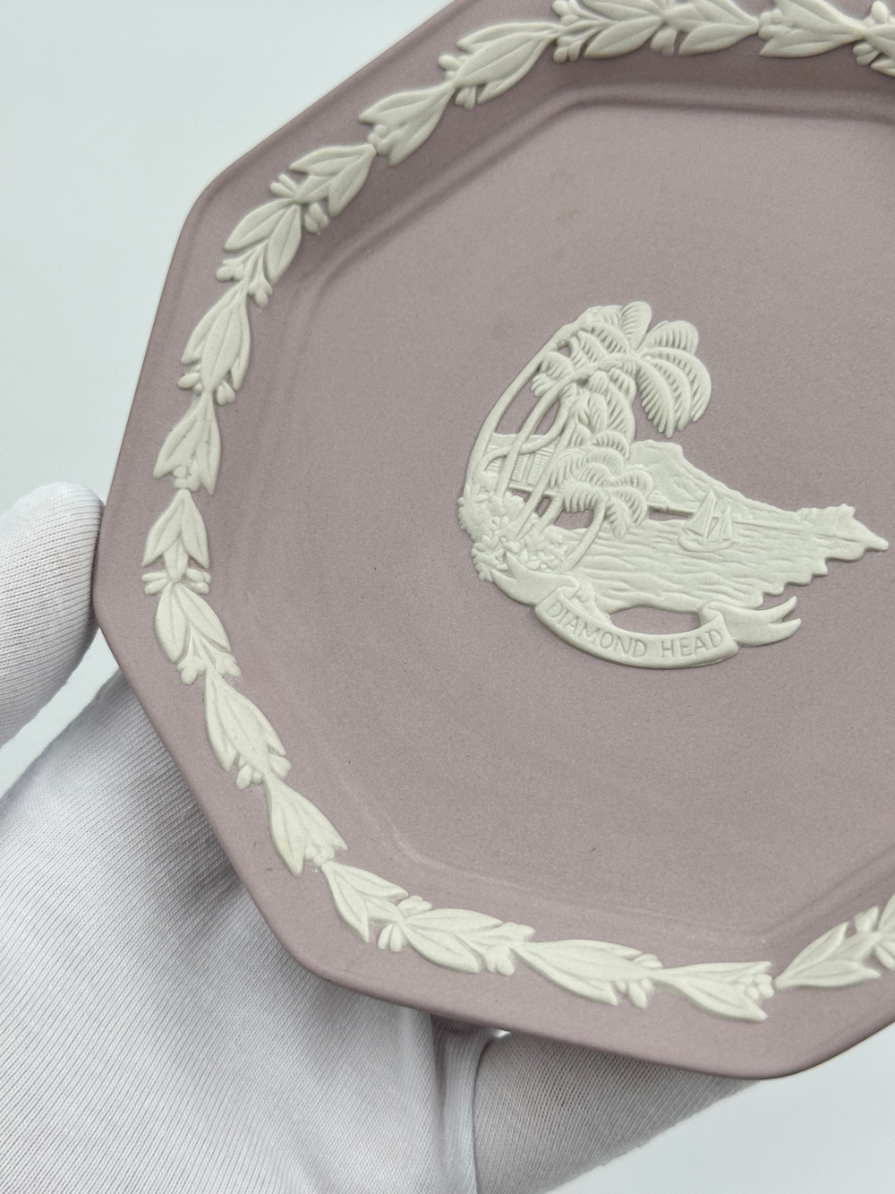 Тарелка декоративная Wedgwood лиловая