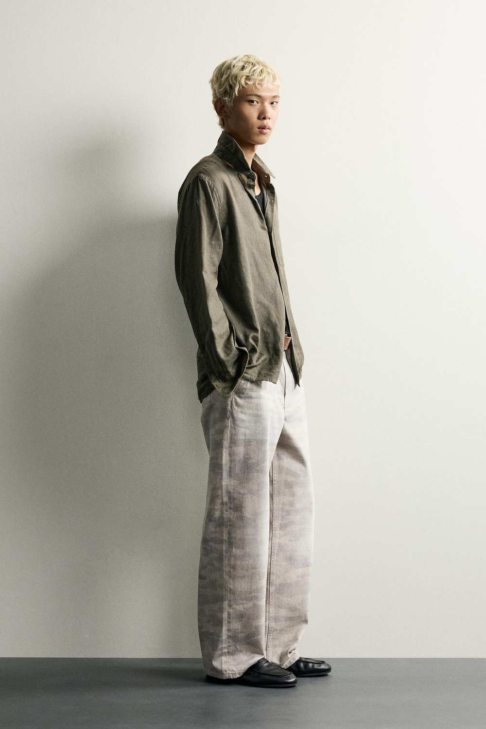 ZARA БРЮКИ RELAXED FIT С АБСТРАКТНЫМ ПРИНТОМ, КАМЕННО-СЕРЫЙ