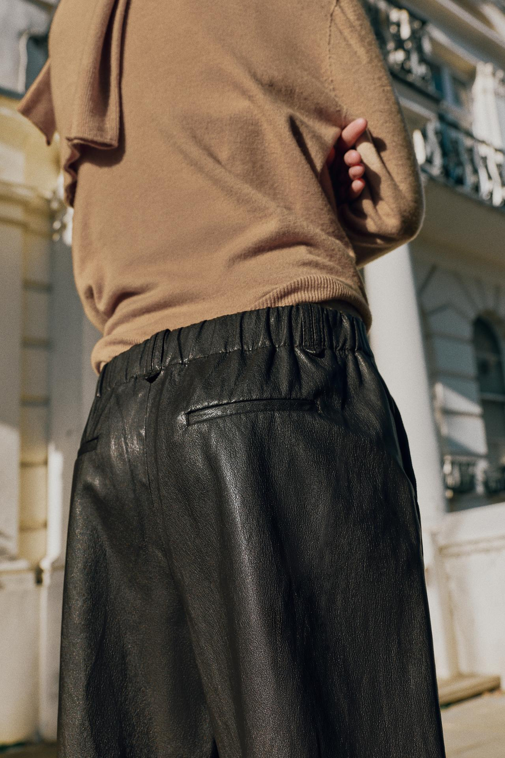 ZARA БРЮКИ ИЗ ИСКУССТВЕННОЙ КОЖИ С ЗАЩИПАМИ, КОРИЧНЕВЫЙ
