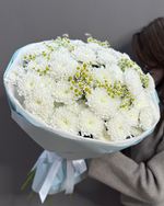Букет из кустовых хризантем и ромашек