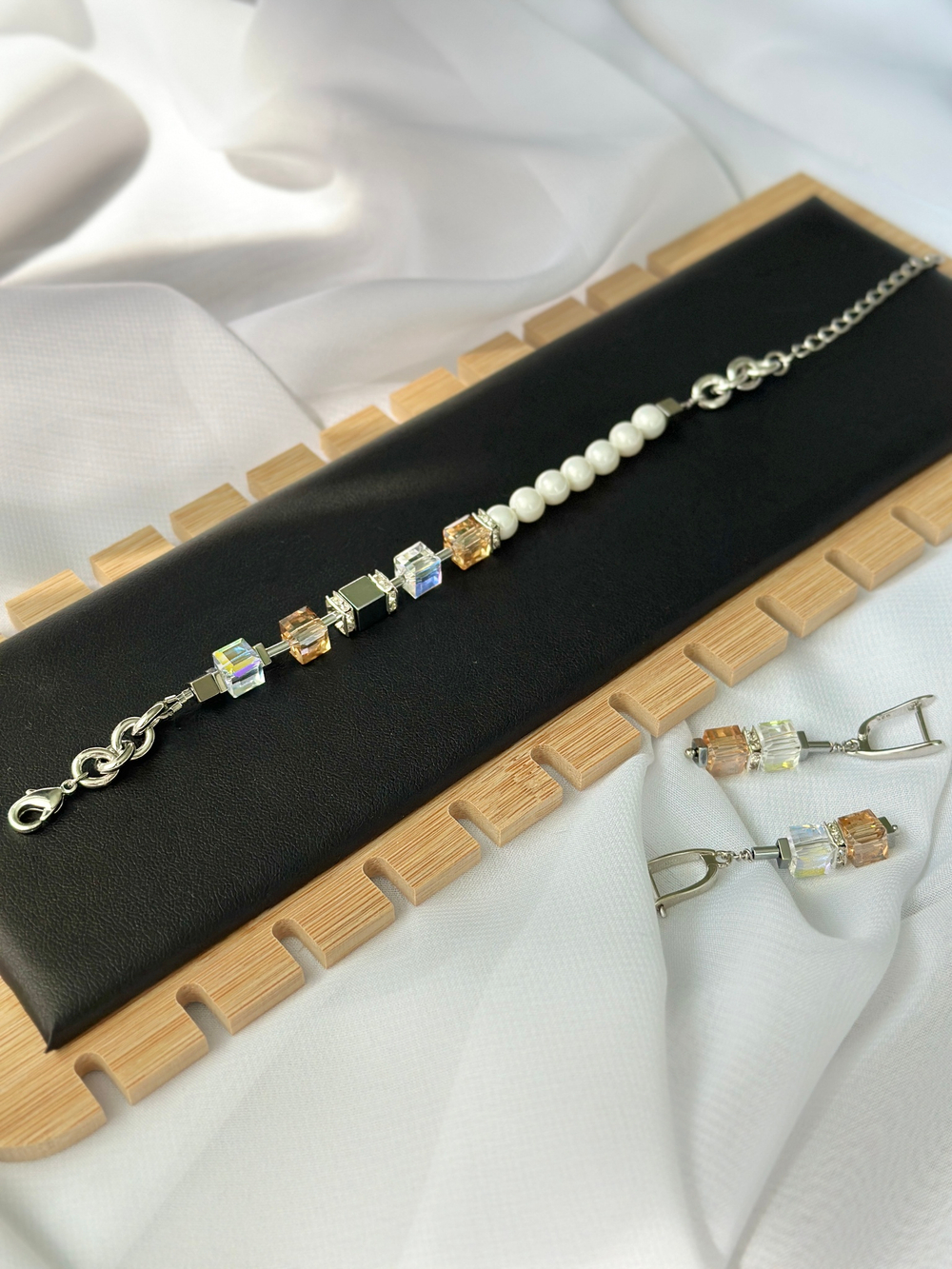 Браслет из телесных и прозр.кристаллов Swarovski, белого жемчуга Майорка и гематита, серебро. Размер регулируется.