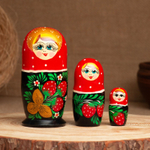 Матрёшка Земляничка дерево, красный платок, 3 кукольная, 10-12 см.