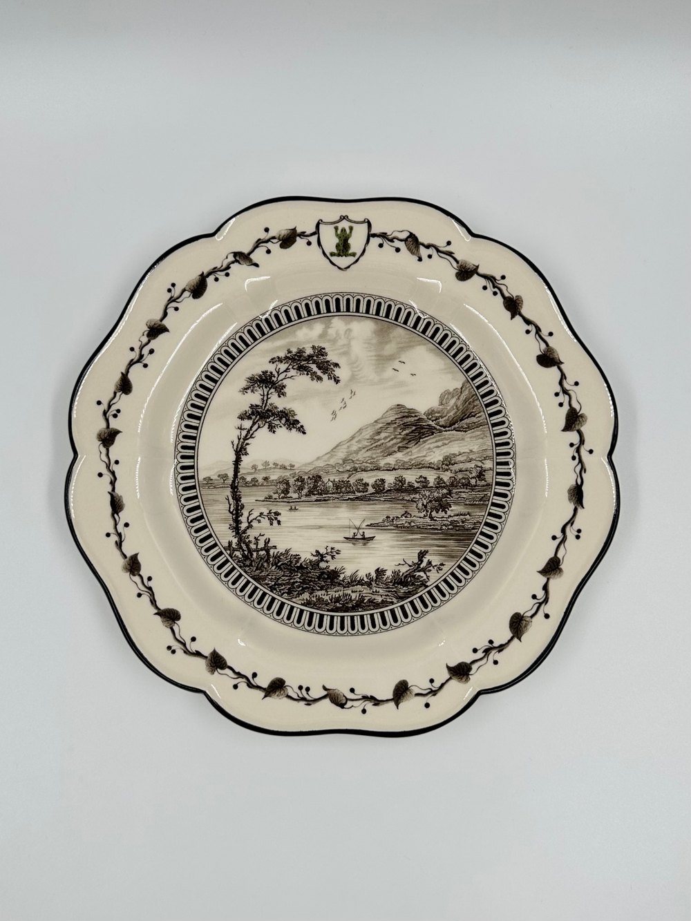 Тарелка Wedgwood «Зелёная лягушка» («View of Derwentwater»)