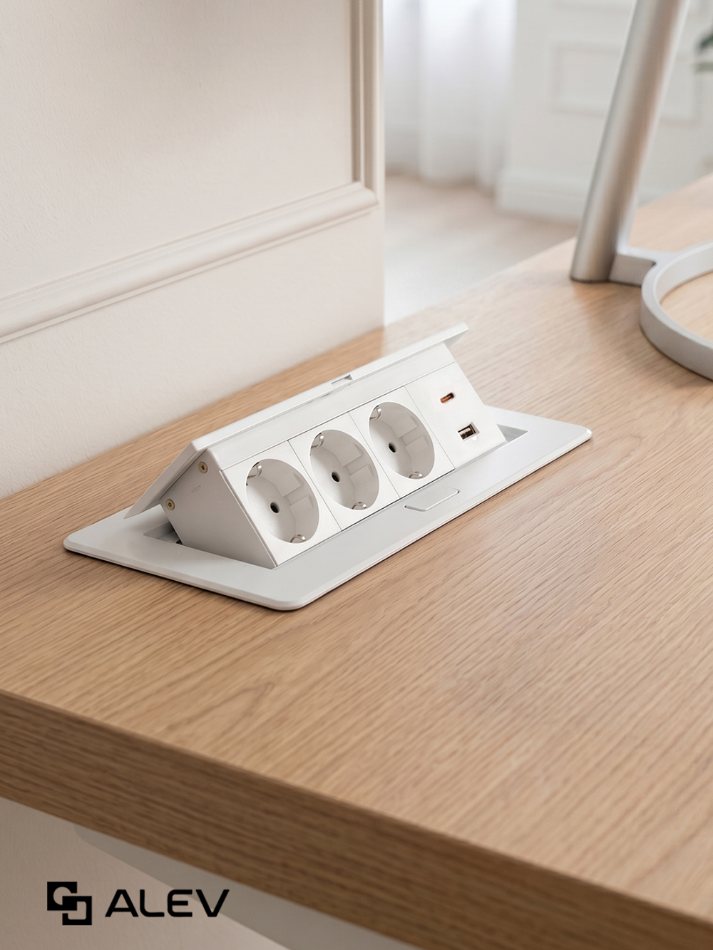 Горизонтальная тройная розетка 1USB + 1 Type-C, белая