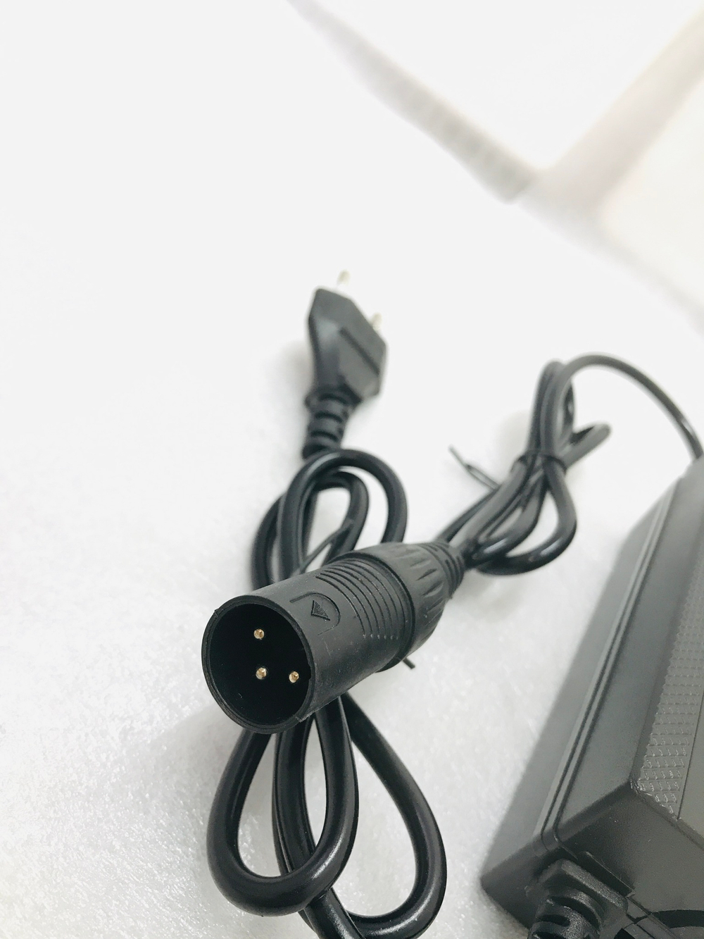 Зарядное устройство для аккумулятора электровелосипеда на 36V Вольт 2А Штекер XLR 3 Pin