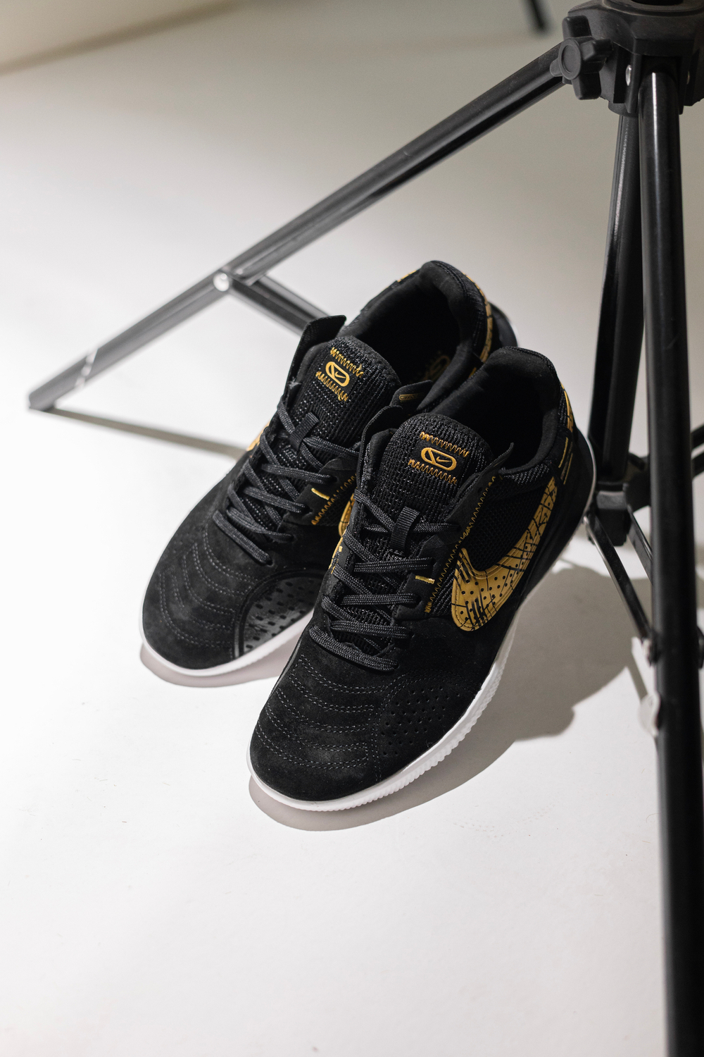 IN / Nike Streetgato / Dark Grey Metallic