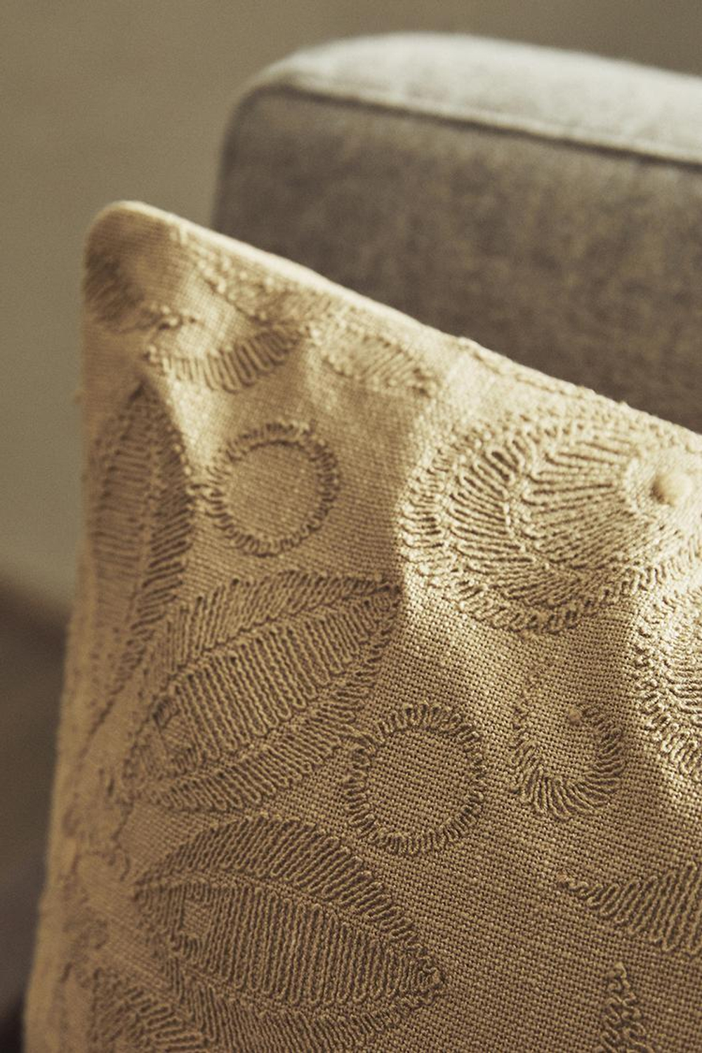 ZARA HOME ХЛОПКОВЫЙ ЧЕХОЛ ДЛЯ ДЕКОРАТИВНОЙ ПОДУШКИ С ЦВЕТОЧНОЙ ВЫШИВКОЙ, БЕЖЕВЫЙ