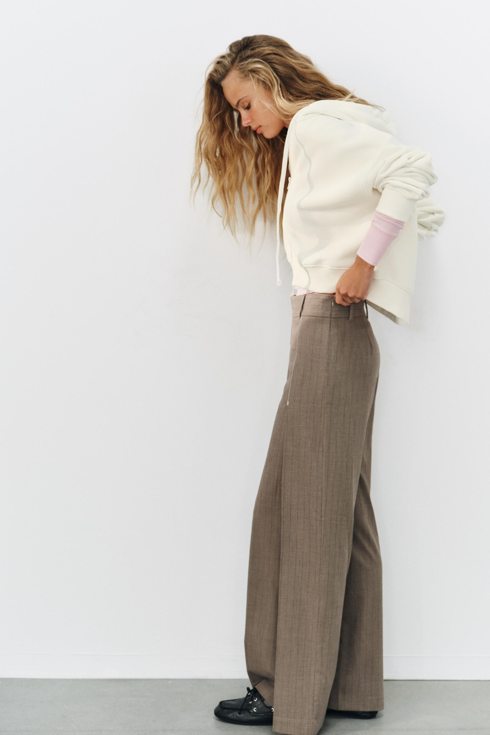 БРЮКИ В ТОНКУЮ ПОЛОСКУ СО СКЛАДКАМИ — ZARA