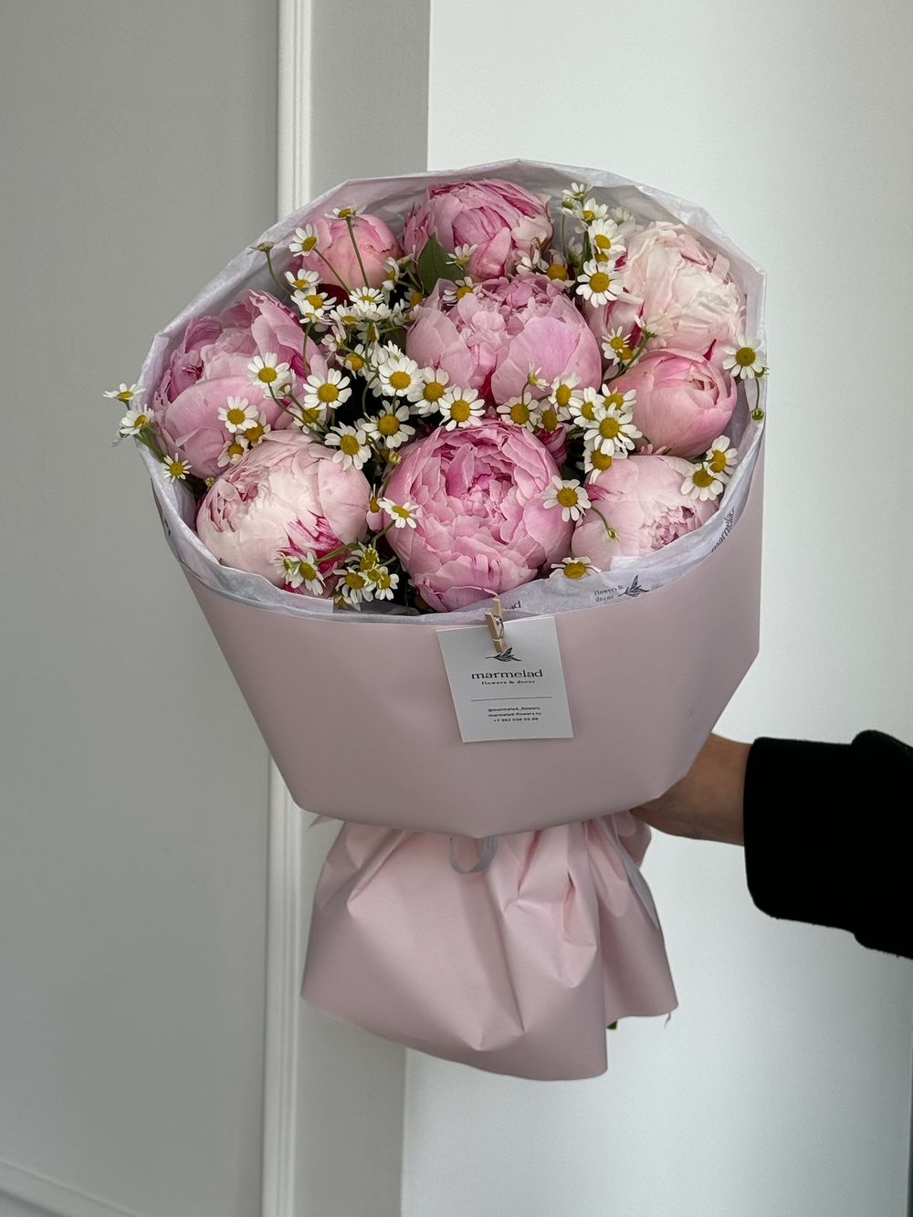 Авторский букет из нежно розовых пионов и ромашки