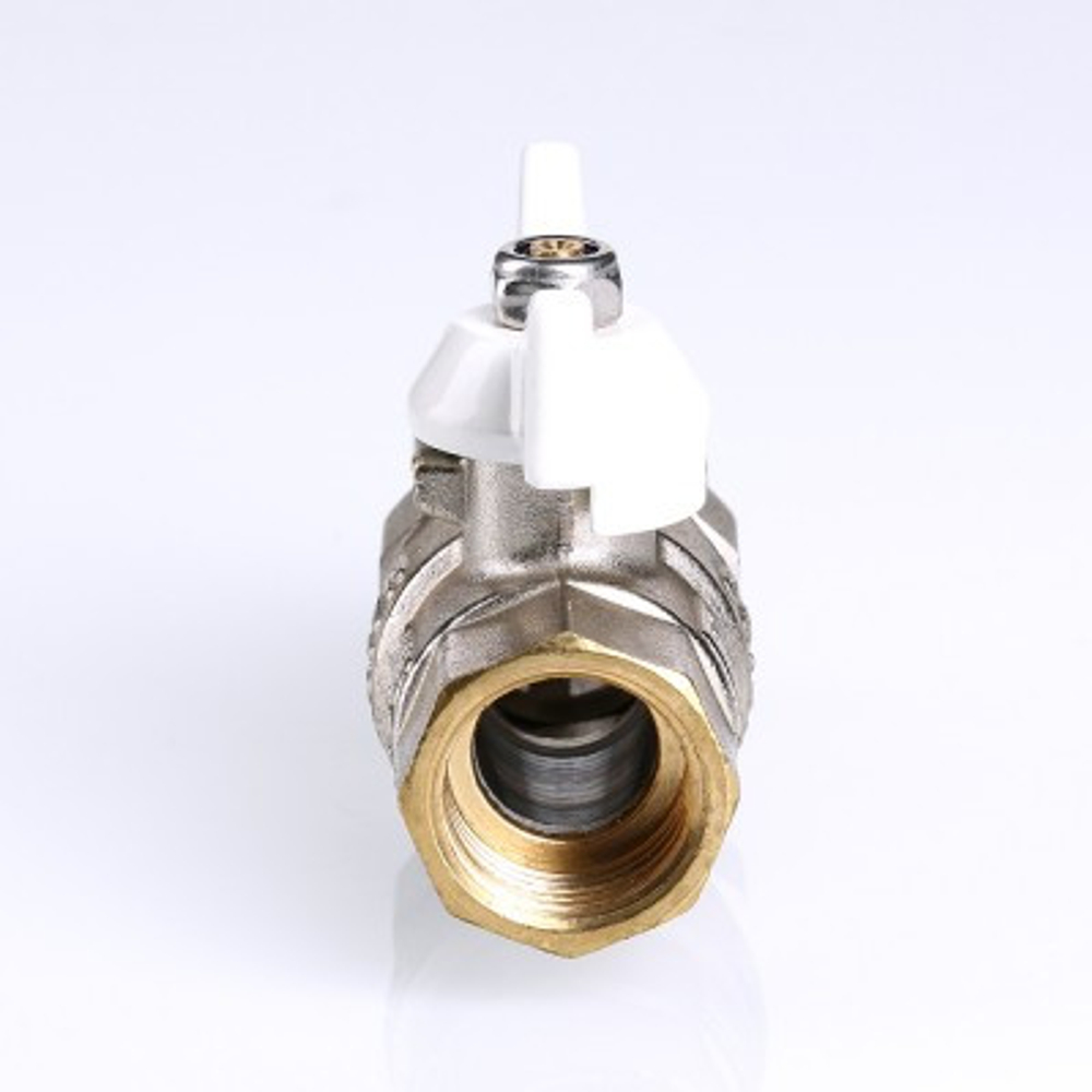 Кран шаровой Valtec BASE с полусгоном 1/2" вн.-нар. белая рукоятка (VT.227.NW.04)