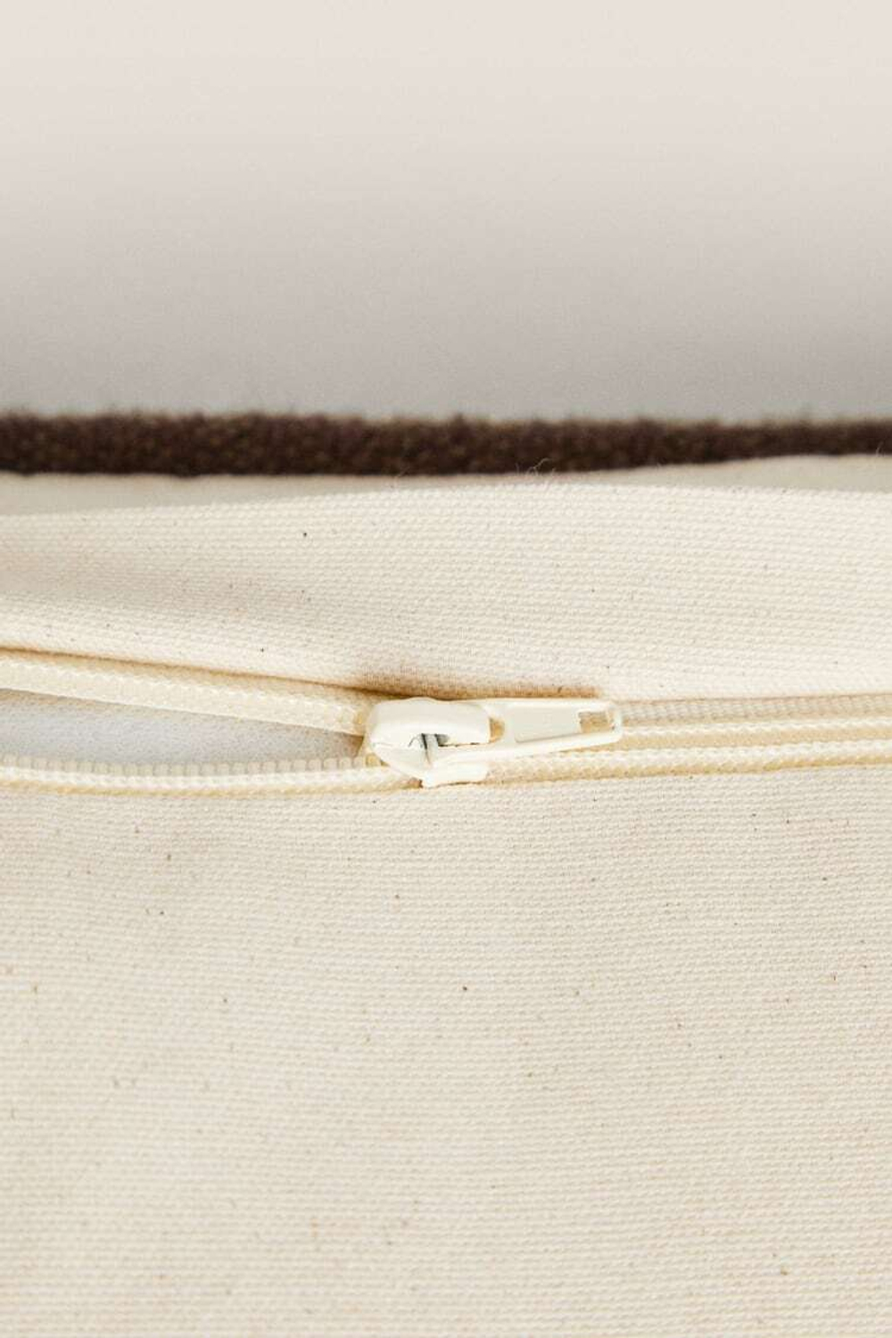 ZARA HOME ЧЕХОЛ ДЛЯ ДЕКОРАТИВНОЙ ПОДУШКИ С ГЕОМЕТРИЧЕСКИМ УЗОРОМ, КОРИЧНЕВЫЙ