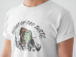 Крупный план белой футболки с принтом черепахи-пилота и надписью Flight of the Turtle