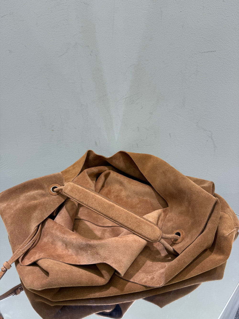 Женская сумка The Row Bindle 3 — табачная с замшевой фактурой — фото 5
