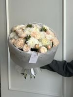 Букет из кустовых пионовидных роз, диантусов и оксипеталума