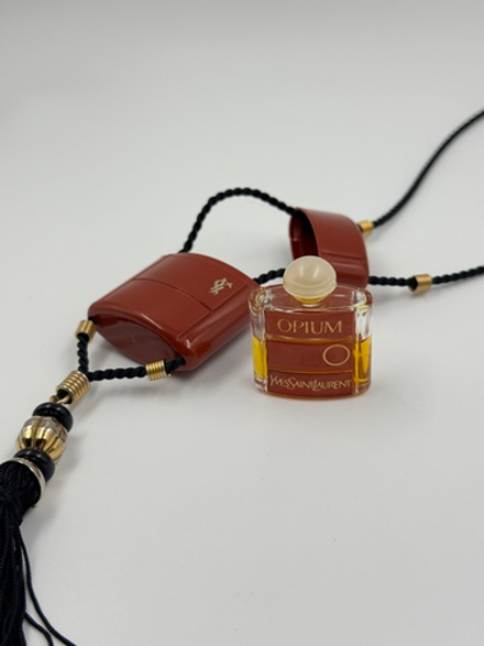Кулон с флаконом духов «Opium» Yves Saint Laurent