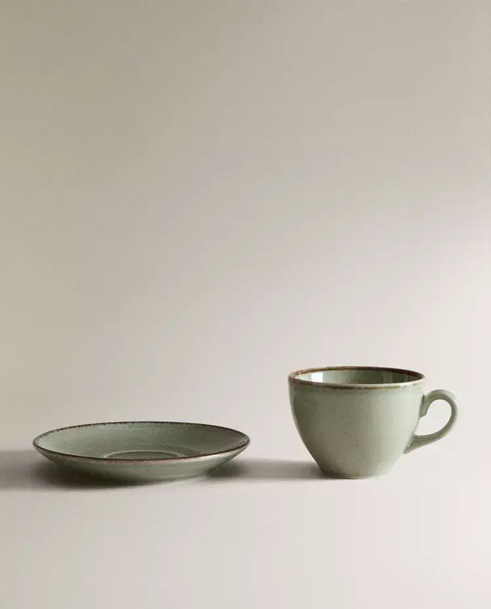 ZARA HOME ЧАЙНАЯ ЧАШКА ИЗ ФАРФОРА С ИСКУССТВЕННО СОСТАРЕННОЙ КАЙМОЙ, ЗЕЛЕНЫЙ