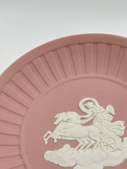 Тарелка декоративная Wedgwood розовая