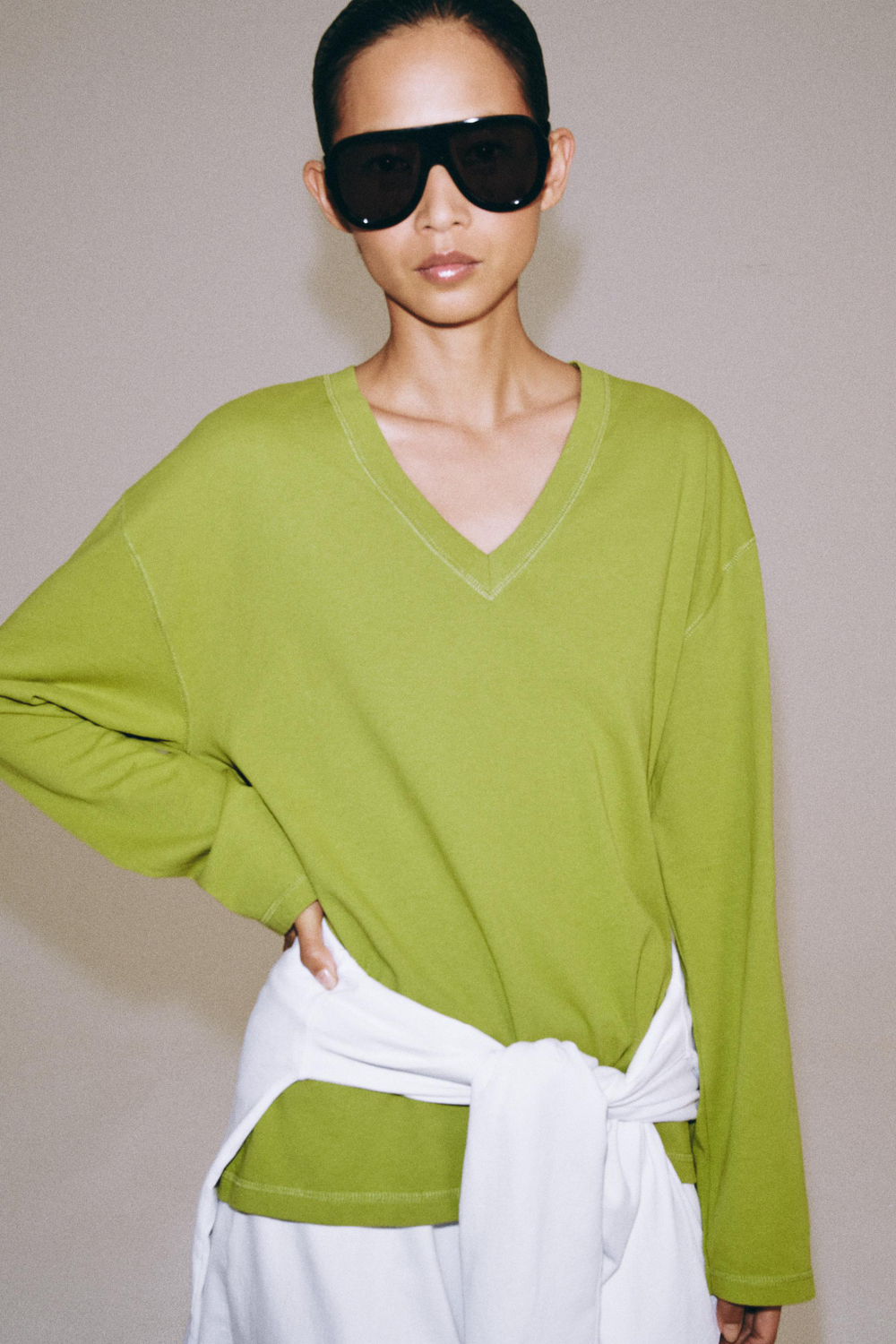 ХЛОПКОВАЯ ФУТБОЛКА С V-ОБРАЗНЫМ ВЫРЕЗОМ — ZARA
