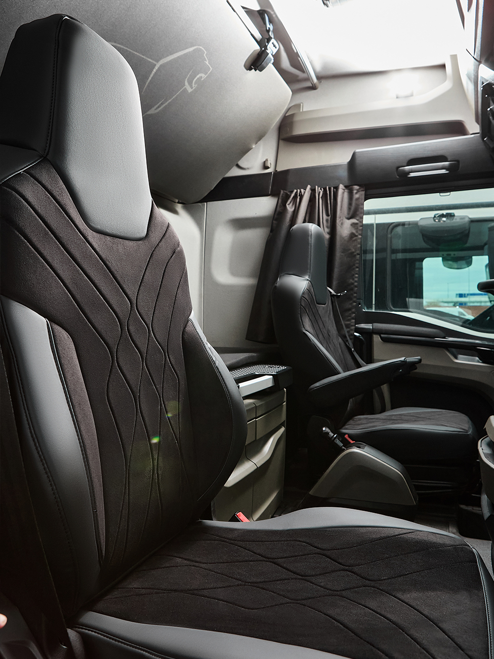 Чехлы Люкс MAN TGX, TGS с 2021 года без регулировки ремня безопасности водителя по высоте (экокожа, черный, черная вставка)