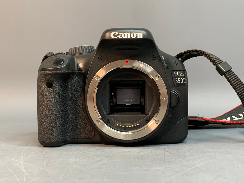 Canon 550D kit 18-55mm 10.200 кадров