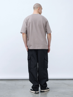 Тёмно-бежевая футболка оверсайз 230 г на модели — вид со спины | ТВОЙ КОД