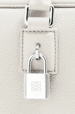 Loewe Сумка Amazona 23 из мягкой зернистой телячьей кожи, экрю
