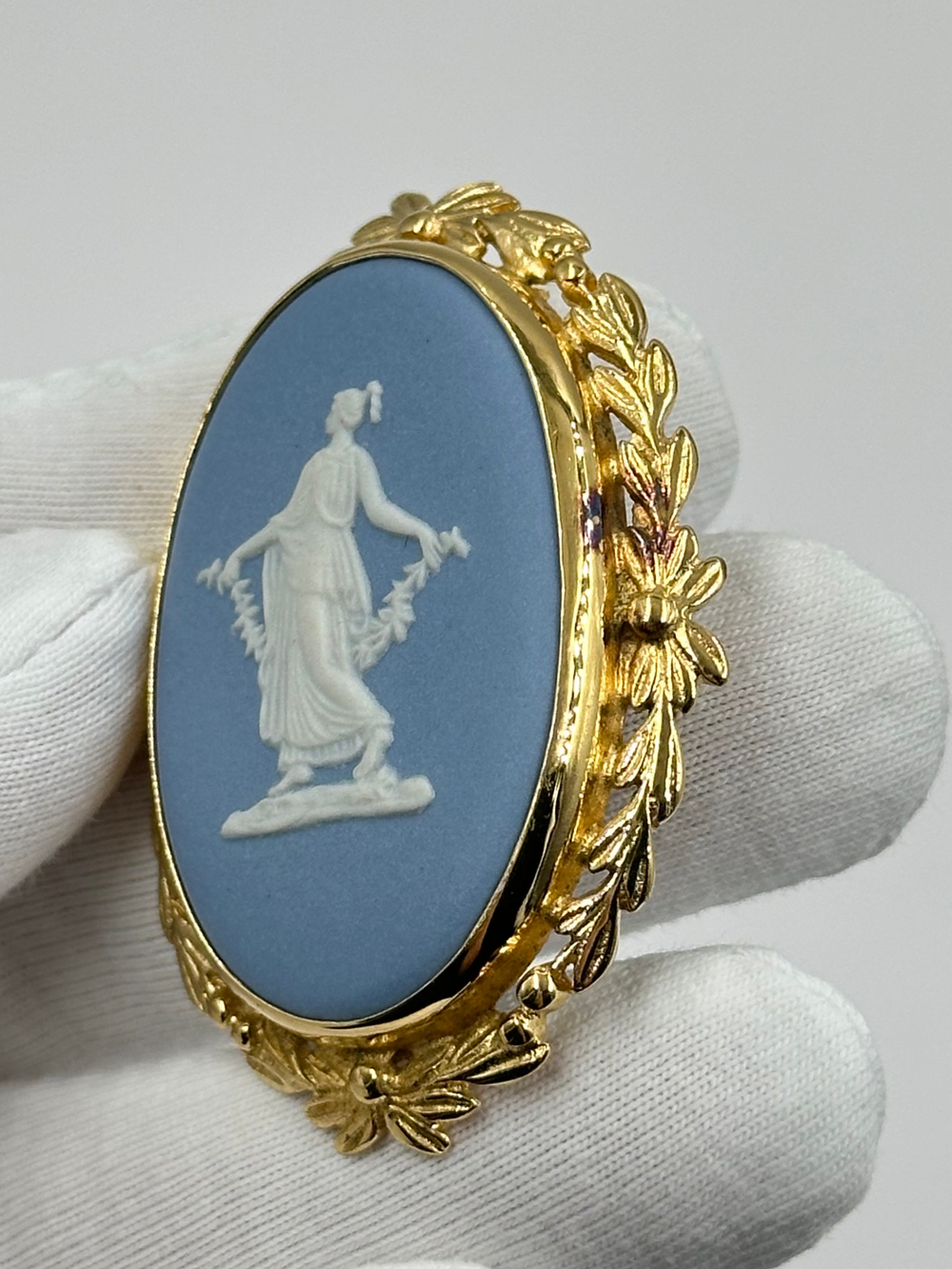 Брошь Wedgwood голубая